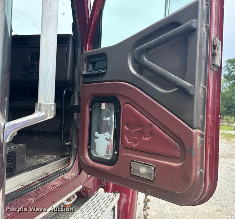 image for item DS3773 2000 International 9900i semi truck