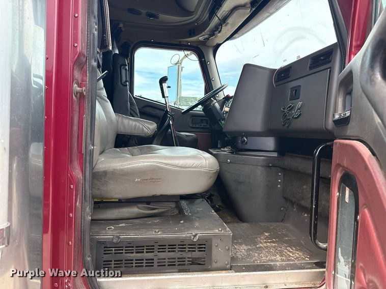 image for item DS3773 2000 International 9900i semi truck