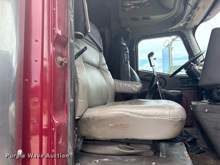 image for item DS3773 2000 International 9900i semi truck