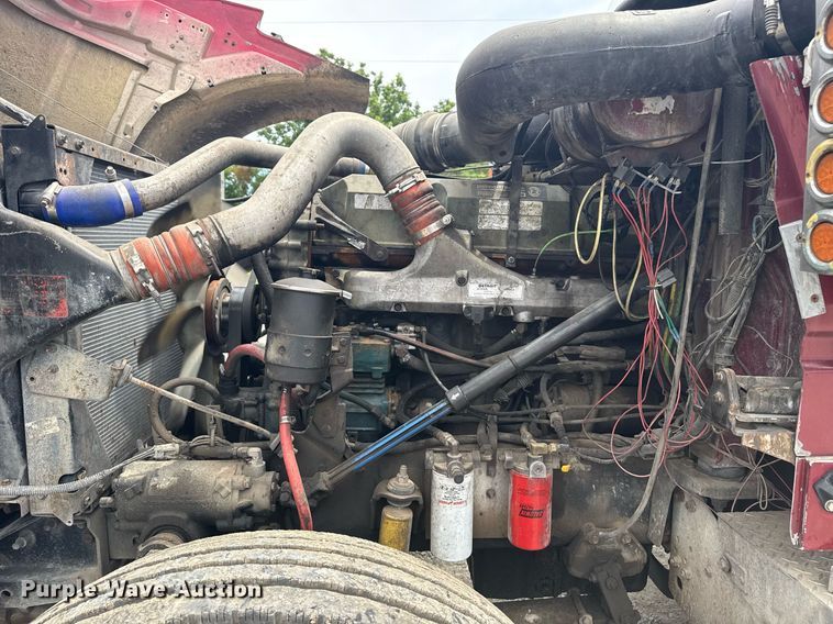 image for item DS3773 2000 International 9900i semi truck