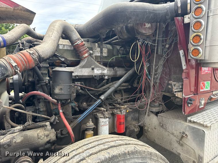 image for item DS3773 2000 International 9900i semi truck