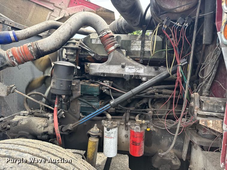 image for item DS3773 2000 International 9900i semi truck