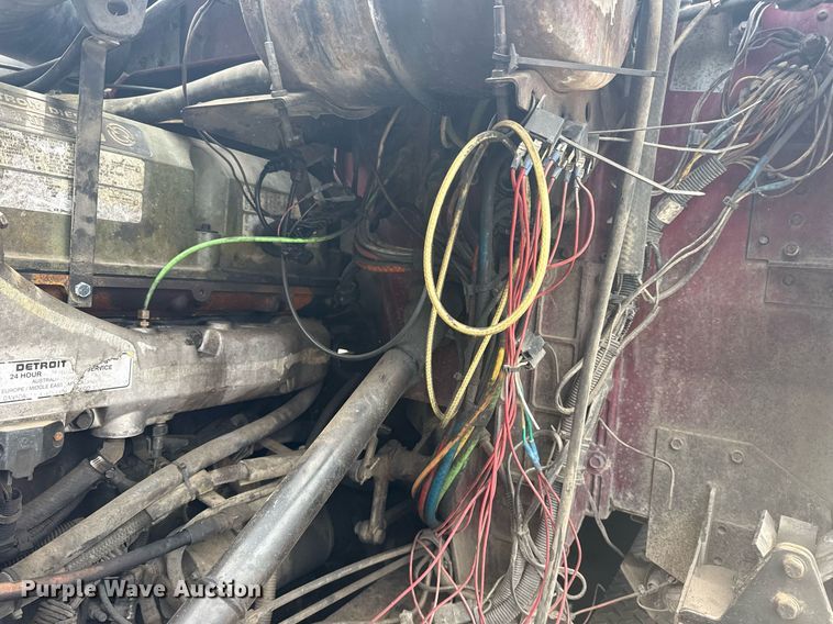 image for item DS3773 2000 International 9900i semi truck