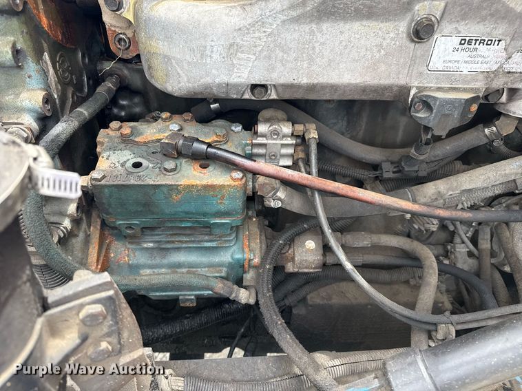 image for item DS3773 2000 International 9900i semi truck