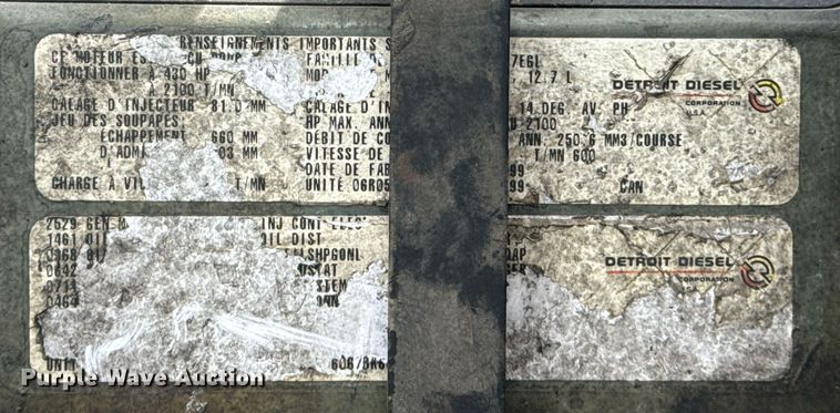 image for item DS3773 2000 International 9900i semi truck