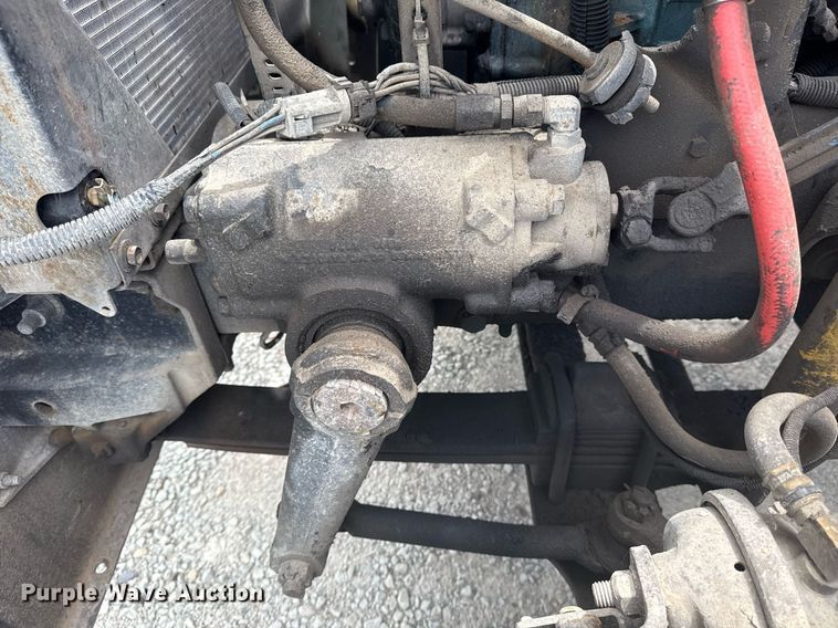 image for item DS3773 2000 International 9900i semi truck