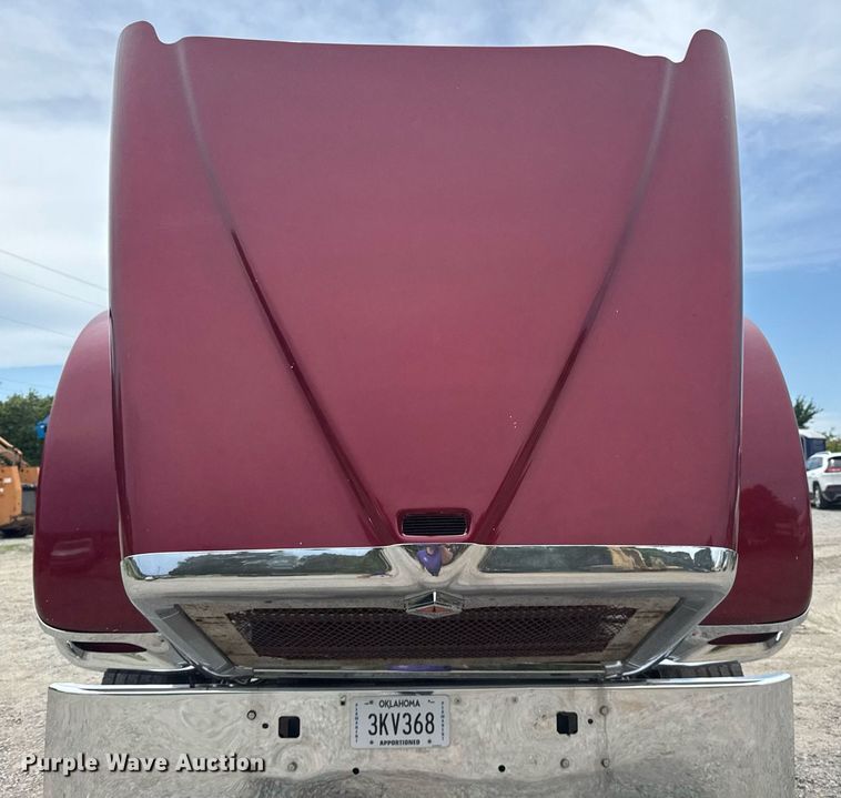 image for item DS3773 2000 International 9900i semi truck