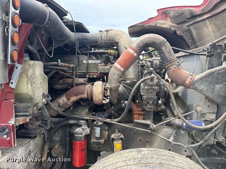 image for item DS3773 2000 International 9900i semi truck