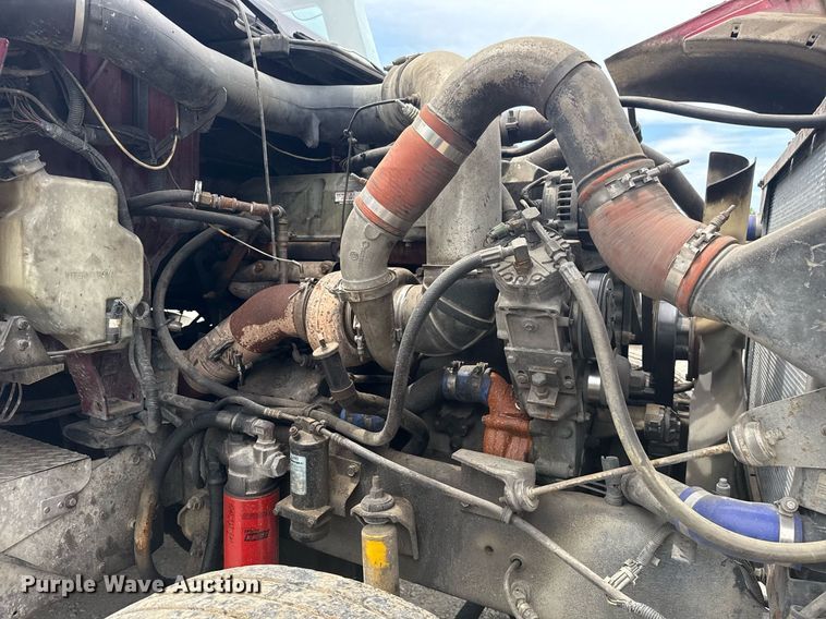 image for item DS3773 2000 International 9900i semi truck