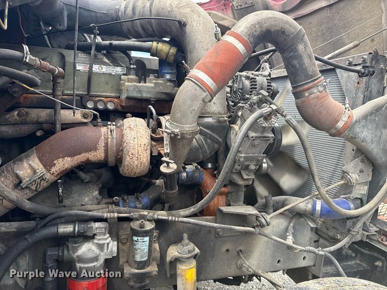 image for item DS3773 2000 International 9900i semi truck