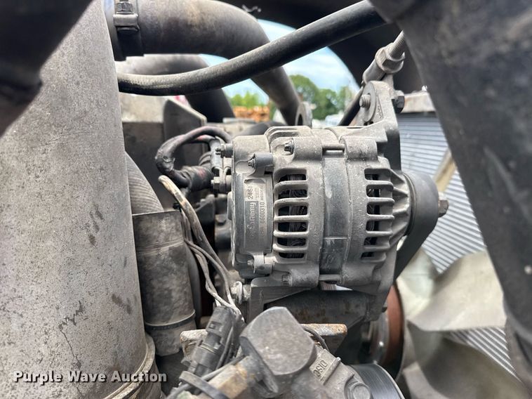 image for item DS3773 2000 International 9900i semi truck