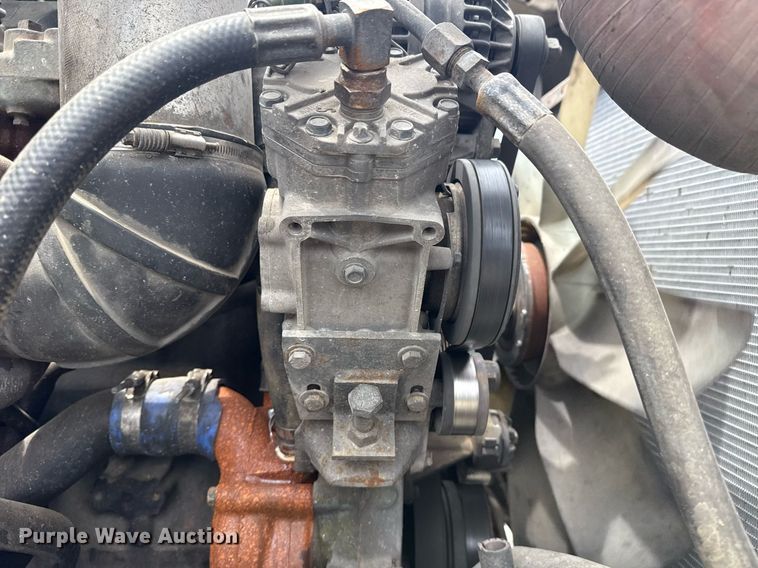 image for item DS3773 2000 International 9900i semi truck