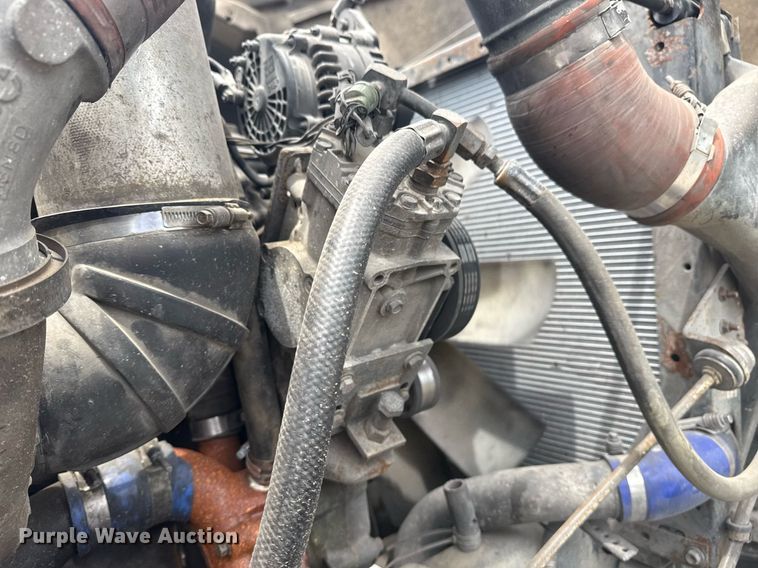 image for item DS3773 2000 International 9900i semi truck