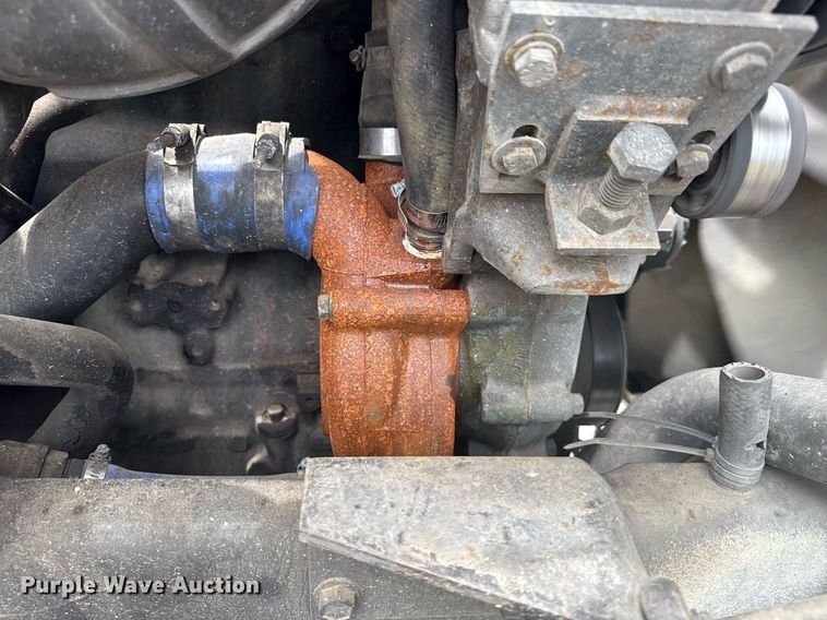 image for item DS3773 2000 International 9900i semi truck