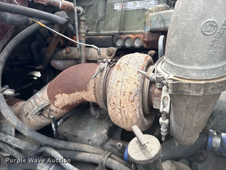 image for item DS3773 2000 International 9900i semi truck