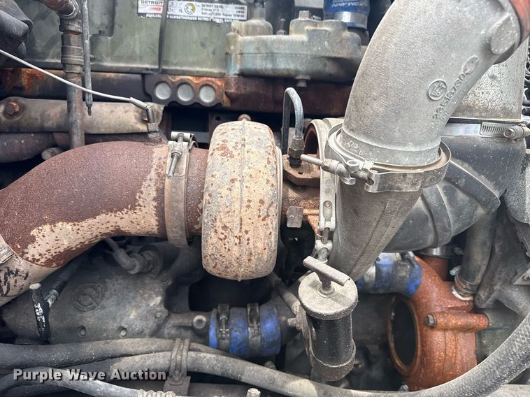 image for item DS3773 2000 International 9900i semi truck