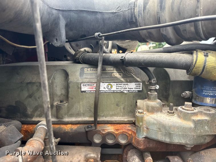 image for item DS3773 2000 International 9900i semi truck