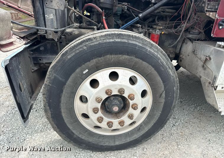 image for item DS3773 2000 International 9900i semi truck