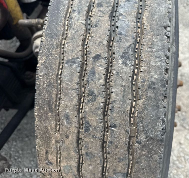 image for item DS3773 2000 International 9900i semi truck