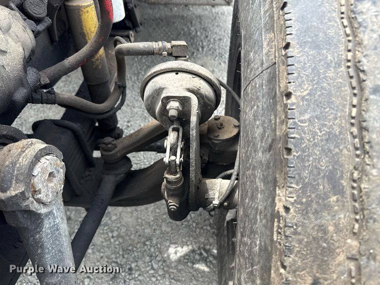 image for item DS3773 2000 International 9900i semi truck