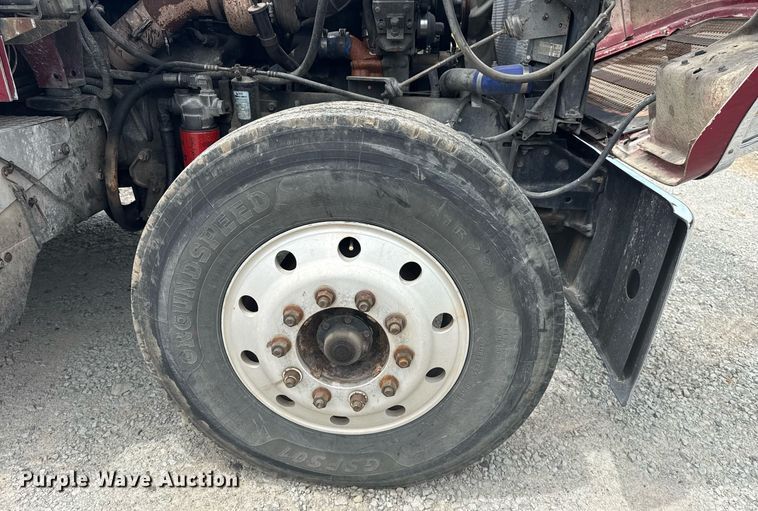 image for item DS3773 2000 International 9900i semi truck