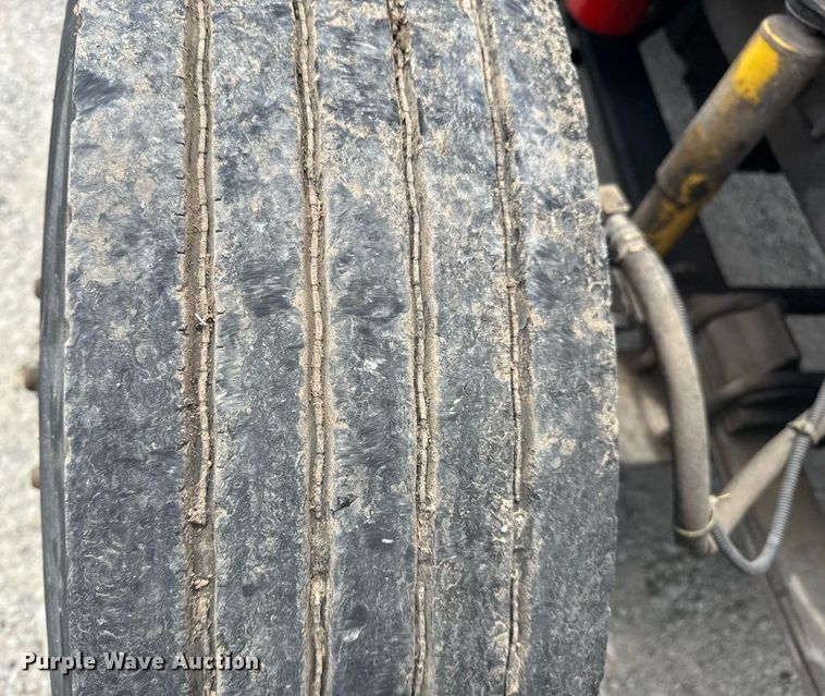 image for item DS3773 2000 International 9900i semi truck