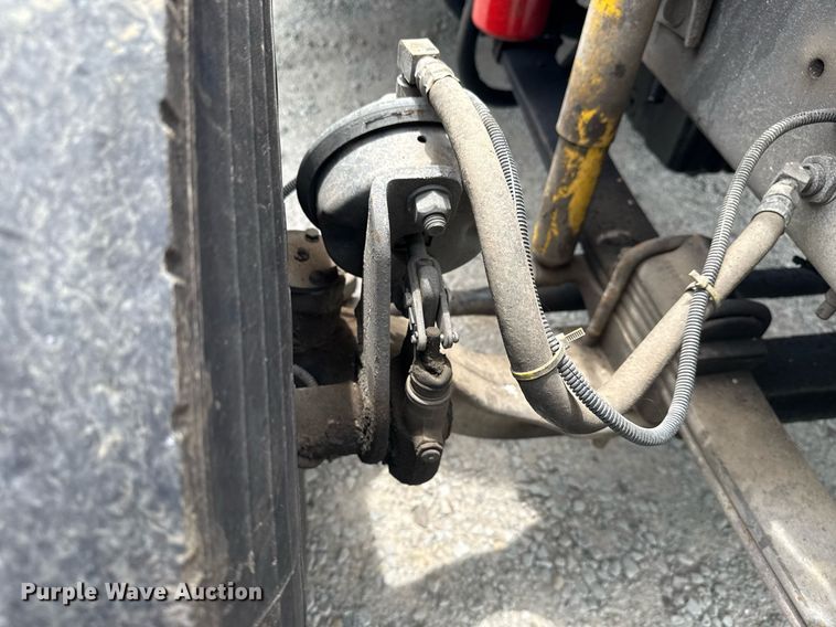 image for item DS3773 2000 International 9900i semi truck