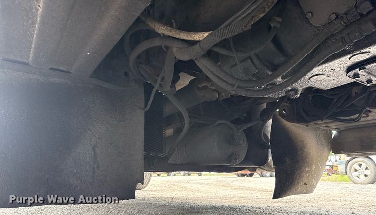 image for item DS3773 2000 International 9900i semi truck