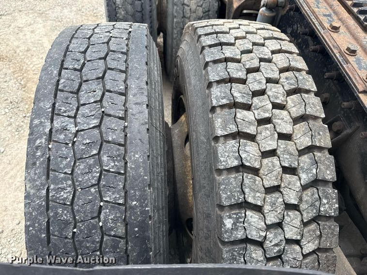 image for item DS3773 2000 International 9900i semi truck