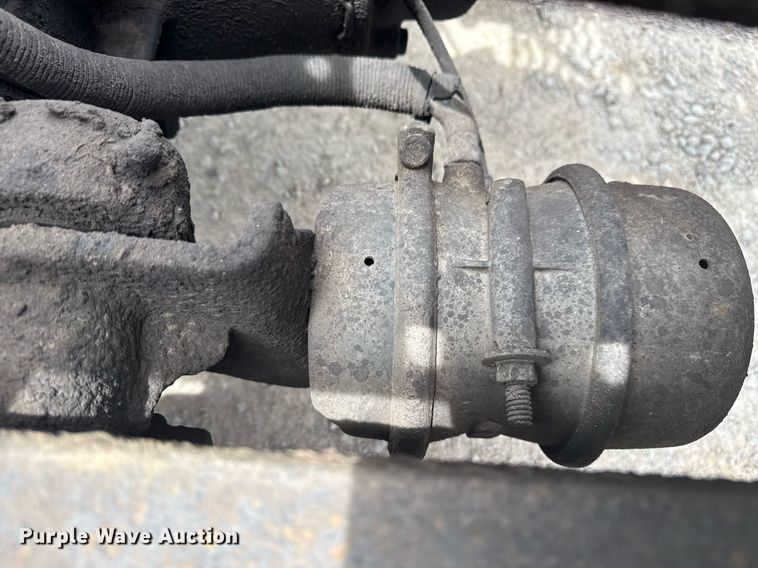 image for item DS3773 2000 International 9900i semi truck