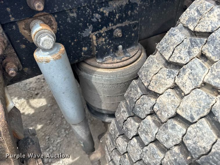 image for item DS3773 2000 International 9900i semi truck