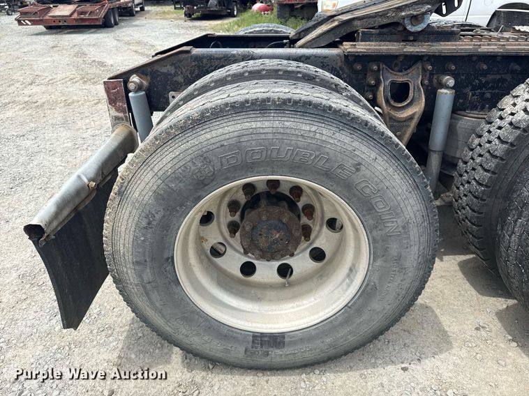 image for item DS3773 2000 International 9900i semi truck