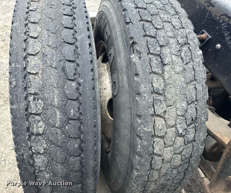 image for item DS3773 2000 International 9900i semi truck