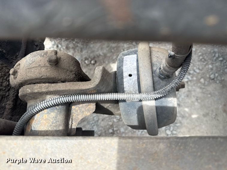 image for item DS3773 2000 International 9900i semi truck