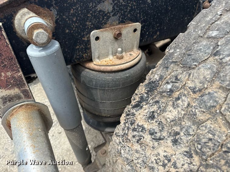 image for item DS3773 2000 International 9900i semi truck