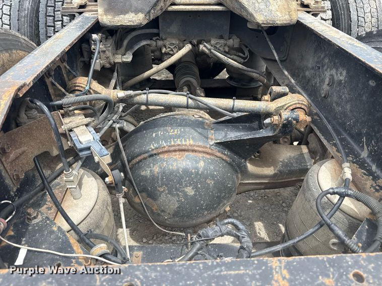 image for item DS3773 2000 International 9900i semi truck