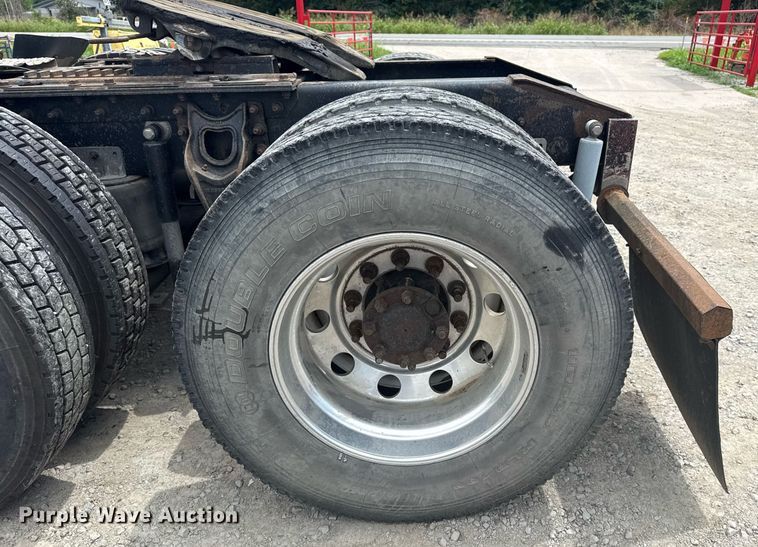 image for item DS3773 2000 International 9900i semi truck