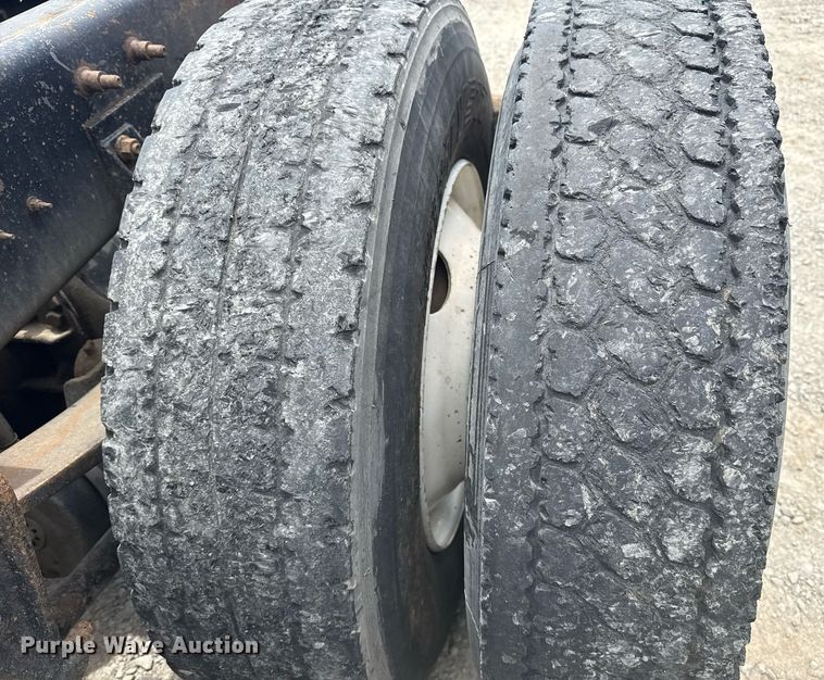 image for item DS3773 2000 International 9900i semi truck