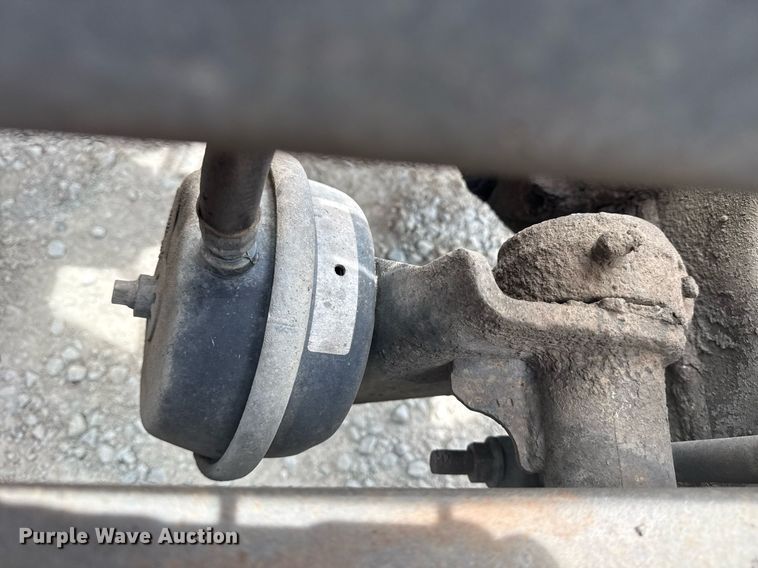 image for item DS3773 2000 International 9900i semi truck