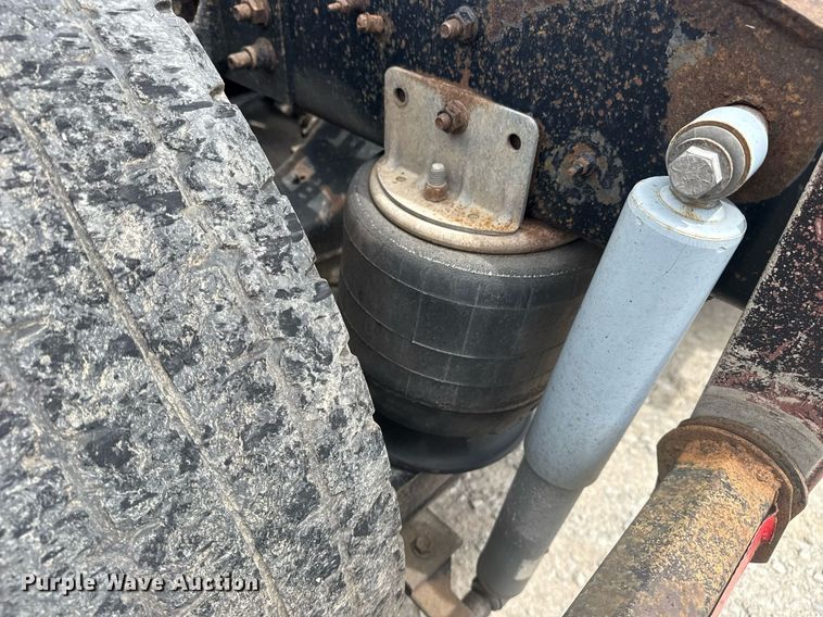 image for item DS3773 2000 International 9900i semi truck