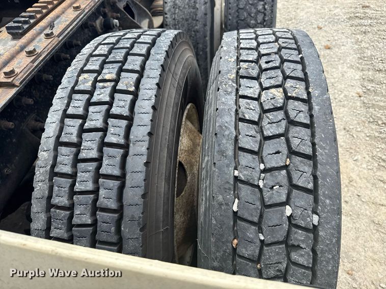 image for item DS3773 2000 International 9900i semi truck