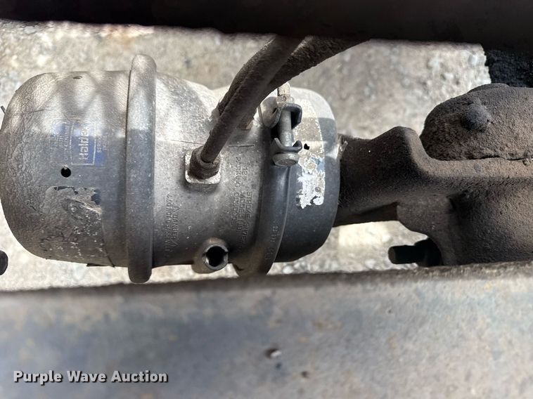 image for item DS3773 2000 International 9900i semi truck