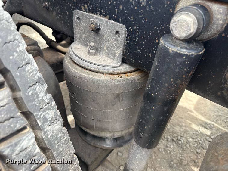 image for item DS3773 2000 International 9900i semi truck