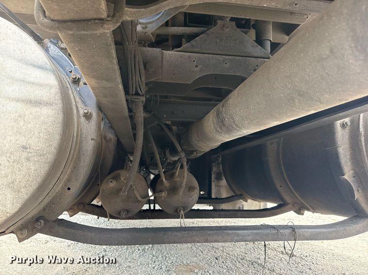 image for item DS3773 2000 International 9900i semi truck