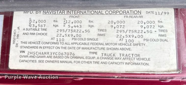 image for item DS3773 2000 International 9900i semi truck