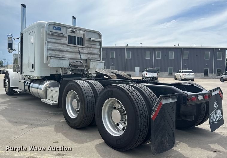 image for item DS3792 2020 Peterbilt 389 semi truck