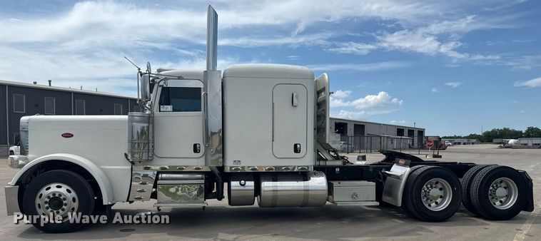image for item DS3792 2020 Peterbilt 389 semi truck
