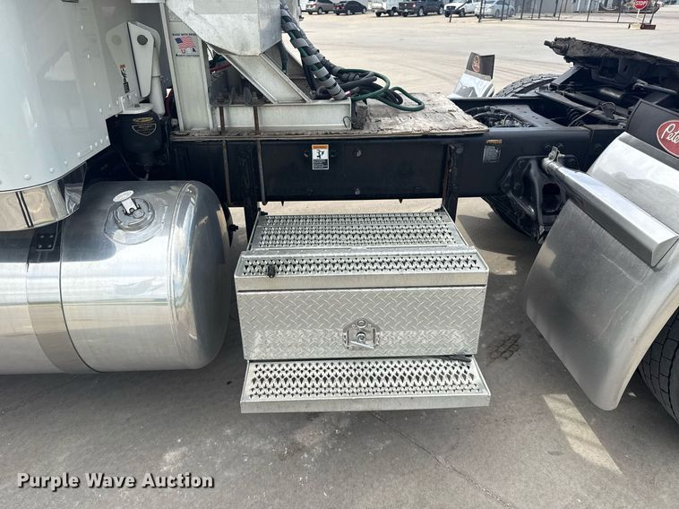 image for item DS3792 2020 Peterbilt 389 semi truck