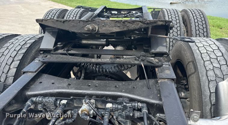 image for item DS3792 2020 Peterbilt 389 semi truck