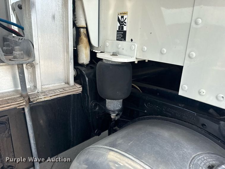 image for item DS3792 2020 Peterbilt 389 semi truck